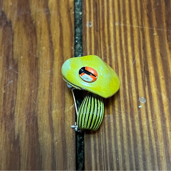 Vintage Mushroom and Beetle Bud Vase Brooch - Picture 7 of 8